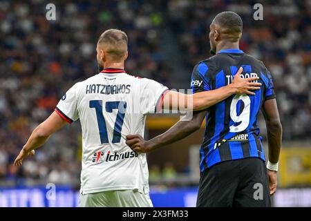 Mailand, Italien. April 2024. Pantelis Hatzidiakos (17) Cagliari und Marcus Thuram (9) von Inter wurden während des Spiels Der Serie A zwischen Inter und Cagliari bei Giuseppe Meazza in Mailand gesehen. (Foto: Gonzales Photo - Tommaso Fimiano). Stockfoto