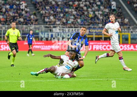 Mailand, Italien. April 2024. Sulemana (25) von Cagliari und Alexis Sanchez (70) von Inter waren während des Spiels Der Serie A zwischen Inter und Cagliari bei Giuseppe Meazza in Mailand zu sehen. (Foto: Gonzales Photo - Tommaso Fimiano). Stockfoto