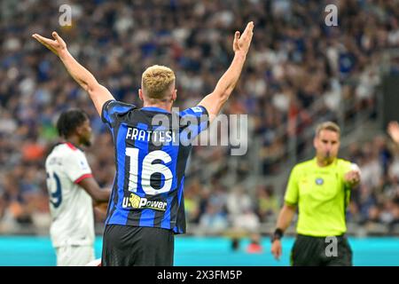 Mailand, Italien. April 2024. Davide Frattesi (16) von Inter wurde während des Spiels zwischen Inter und Cagliari in Giuseppe Meazza in Mailand gesehen. (Foto: Gonzales Photo - Tommaso Fimiano). Stockfoto