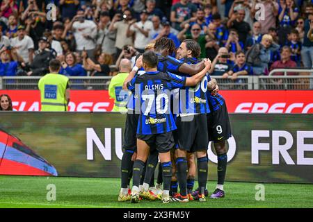 Mailand, Italien. April 2024. Hakan Calhanoglu (20) von Inter erzielte 2-1 im Spiel der Serie A zwischen Inter und Cagliari bei Giuseppe Meazza in Mailand. (Foto: Gonzales Photo - Tommaso Fimiano). Stockfoto