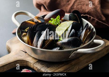 Fisch Und Meeresfrüchte. Muschelmuscheln. Gebackene Muscheln auf gusseiserner schwarzer Platte Stockfoto