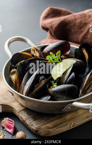 Fisch Und Meeresfrüchte. Muschelmuscheln. Gebackene Muscheln auf gusseiserner schwarzer Platte Stockfoto