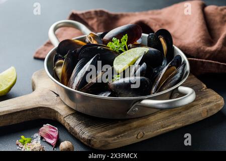 Fisch Und Meeresfrüchte. Muschelmuscheln. Gebackene Muscheln auf gusseiserner schwarzer Platte Stockfoto