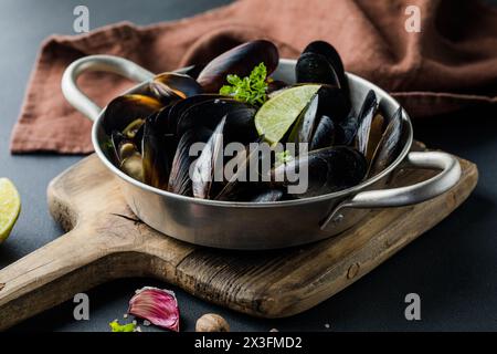 Fisch Und Meeresfrüchte. Muschelmuscheln. Gebackene Muscheln auf gusseiserner schwarzer Platte Stockfoto