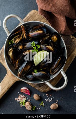 Fisch Und Meeresfrüchte. Muschelmuscheln. Gebackene Muscheln auf gusseiserner schwarzer Platte Stockfoto