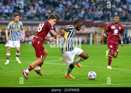 Turin, Italien. April 2024. Samuel Iling-Junior (17) von Juventus und Samuele Ricci (28) von Turin während des Spiels Der Serie A zwischen Turin und Juventus im Stadio Olimpico in Turin. (Foto: Gonzales Photo - Tommaso Fimiano). Stockfoto