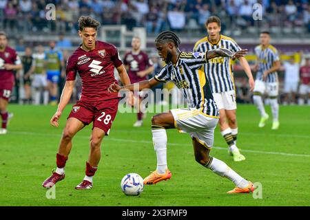 Turin, Italien. April 2024. Samuel Iling-Junior (17) von Juventus und Samuele Ricci (28) von Turin während des Spiels Der Serie A zwischen Turin und Juventus im Stadio Olimpico in Turin. (Foto: Gonzales Photo - Tommaso Fimiano). Stockfoto