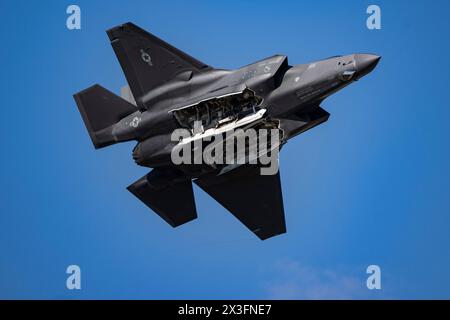 Kapitän Melanie Kluesner, Pilotin und Kommandant des F-35A Lightning II Demonstrationsteams, fliegt im März ein Demonstrationsmanöver auf der Hill Air Force Base in Utah Stockfoto