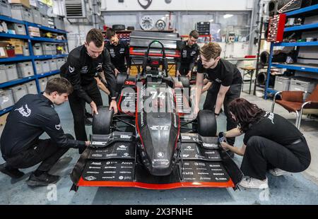 Brünn, Tschechische Republik. April 2024. Studenten der Technischen Universität Brünn präsentieren am 25. April 2024 die Formel Dragon e4 in Brünn, Tschechien. Dieses Jahr nehmen Studierende der Technischen Universität Brünn an der Formula Student World Series Teil. Quelle: Monika Hlavacova/CTK Photo/Alamy Live News Stockfoto