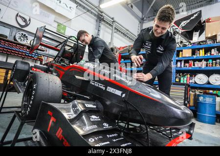 Brünn, Tschechische Republik. April 2024. Studenten der Technischen Universität Brünn präsentieren am 25. April 2024 die Formel Dragon e4 in Brünn, Tschechien. Dieses Jahr nehmen Studierende der Technischen Universität Brünn an der Formula Student World Series Teil. Quelle: Monika Hlavacova/CTK Photo/Alamy Live News Stockfoto