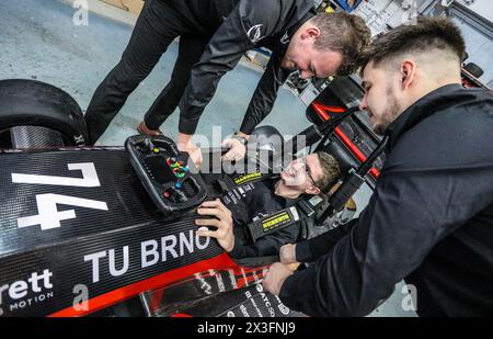 Brünn, Tschechische Republik. April 2024. Studenten der Technischen Universität Brünn präsentieren am 25. April 2024 die Formel Dragon e4 in Brünn, Tschechien. Dieses Jahr nehmen Studierende der Technischen Universität Brünn an der Formula Student World Series Teil. Quelle: Monika Hlavacova/CTK Photo/Alamy Live News Stockfoto