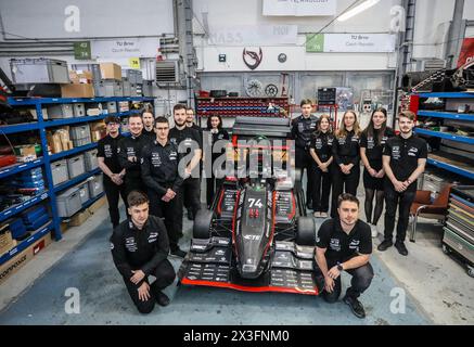 Brünn, Tschechische Republik. April 2024. Studenten der Technischen Universität Brünn präsentieren am 25. April 2024 die Formel Dragon e4 in Brünn, Tschechien. Dieses Jahr nehmen Studierende der Technischen Universität Brünn an der Formula Student World Series Teil. Quelle: Monika Hlavacova/CTK Photo/Alamy Live News Stockfoto