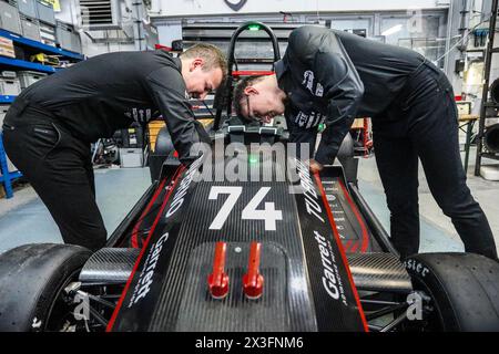 Brünn, Tschechische Republik. April 2024. Studenten der Technischen Universität Brünn präsentieren am 25. April 2024 die Formel Dragon e4 in Brünn, Tschechien. Dieses Jahr nehmen Studierende der Technischen Universität Brünn an der Formula Student World Series Teil. Quelle: Monika Hlavacova/CTK Photo/Alamy Live News Stockfoto