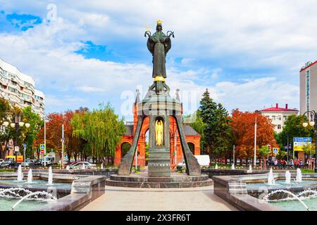 Krasnodar, Russland - 01. Oktober 2020: Denkmal der Heiligen Großen Märtyrerin Katharina und Brunnen an der Krasnaja Straße im Zentrum von Krasnodar Stockfoto