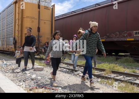 Ciudad Juarez, Mexiko. April 2024. Frauen und Kinder von fast 700 Migranten kamen in Ciudad Juarez an Bord des als „La Bestia“ bekannten Zuges an und wollten in Richtung Rio Grande fahren, um die Grenze zu überqueren. Nach dem Treffen mit der texanischen Nationalgarde beschlossen die Migranten, die Nacht auf mexikanischem Boden zu verbringen. (Kreditbild: © David Peinado/ZUMA Press Wire) NUR REDAKTIONELLE VERWENDUNG! Nicht für kommerzielle ZWECKE! Stockfoto