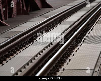 Bahngleise, Levensau-Brücke, gebaut 1894, rostig, wird ersetzt. Historische Struktur, wichtige Verkehrsverbindung, bedeutende technische Leistung Stockfoto