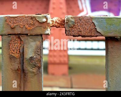 Levensauer Eisenbahnhochbrücke, gebaut 1894, verrostete Teile, Ersatz im Gange. Historisches Wahrzeichen, Schifffahrtsroute, industrielles Erbe. Stockfoto