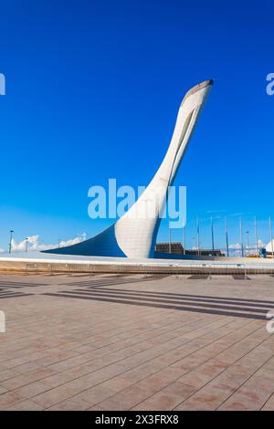 Sotschi, Russland - 04. Oktober 2020: Schale der olympischen Flamme Firebird im Sotschi Olympic Park in Adler. Park wurde für die Olympischen Winterspiele 2014 gebaut Stockfoto