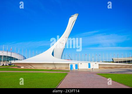 Sotschi, Russland - 04. Oktober 2020: Schale der olympischen Flamme Firebird im Sotschi Olympic Park in Adler. Park wurde für die Olympischen Winterspiele 2014 gebaut Stockfoto