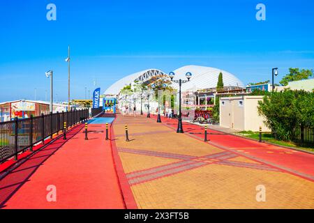 Sotschi, Russland - 04. Oktober 2020: Imeretinsky Strand Böschung in Sotschi Ferienort in der Region Krasnodar, Russland Stockfoto