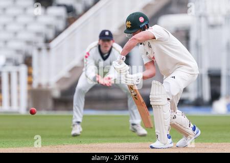 Im Bild ist Joe Clarke von Notts CCC in Aktion, der am 26. April 2024 in Birmingham, Großbritannien, für redaktionelle Verkaufszwecke während Day einen defensiven Schuss spielt Stockfoto