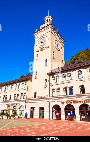 Rosa Khutor, Russland - 06. Oktober 2020: Rathaus im Zentrum von Roza Khutor, einem alpinen Skigebiet in der Nähe von Krasnaja Poljana Stadt in Sotschi regio Stockfoto