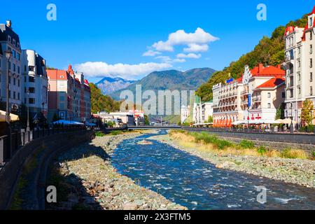 Rosa Khutor, Russland - 06. Oktober 2020: Mzymta Flussufer in Roza Khutor, einem alpinen Skigebiet in der Nähe von Krasnaja Poljana Stadt in Sotschi regio Stockfoto