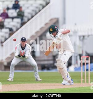 Im Bild ist Joe Clarke von Notts CCC in Aktion, der am 26. April 2024 in Birmingham, Großbritannien, für redaktionelle Verkaufszwecke während Day einen defensiven Schuss spielt Stockfoto