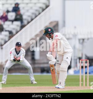 Im Bild ist Joe Clarke von Notts CCC in Aktion, der am 26. April 2024 in Birmingham, Großbritannien, für redaktionelle Verkaufszwecke während Day einen defensiven Schuss spielt Stockfoto