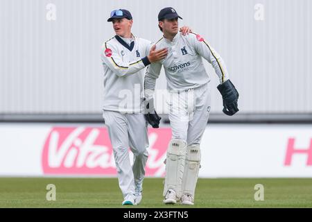 Auf dem Bild ist Michael Burgess aus Warwickshire für seinen Fang gratuliert, Joe Clarke von Notts CCC aus dem Bowling von will Rhodes Take zu entlassen Stockfoto