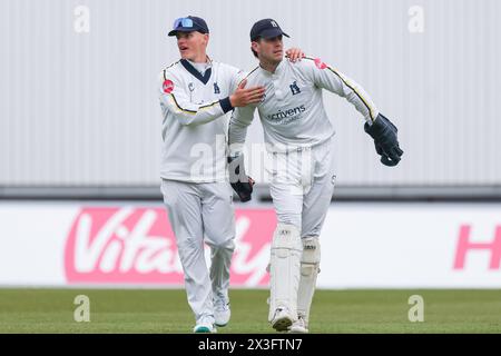 Auf dem Bild ist Michael Burgess aus Warwickshire für seinen Fang gratuliert, Joe Clarke von Notts CCC aus dem Bowling von will Rhodes Take zu entlassen Stockfoto