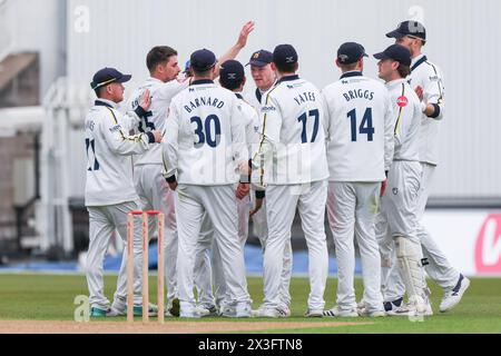 Abgebildet ist will Rhodes aus Warwickshire, der nach der Entlassung von Joe Clarke von Notts CCC in Birmingh die Hand auf High Five hebt Stockfoto