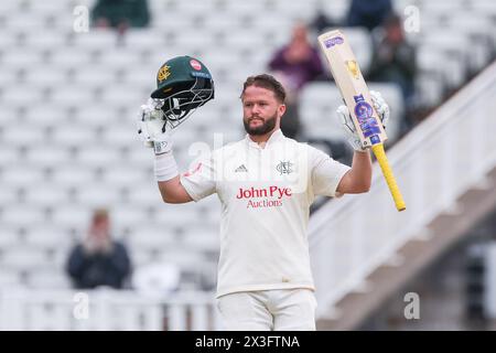 Abgebildet ist Ben Duckett von Notts CCC, während er sein Jahrhundert feiert, aufgenommen am 26. April 2024 in Birmingham, Großbritannien, für redaktionelle Verkaufszwecke am 1. Tag von Stockfoto