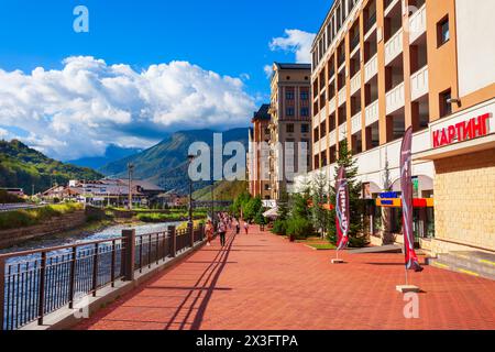 Rosa Khutor, Russland - 06. Oktober 2020: Mzymta Flussufer in Roza Khutor, einem alpinen Skigebiet in der Nähe von Krasnaja Poljana Stadt in Sotschi regio Stockfoto