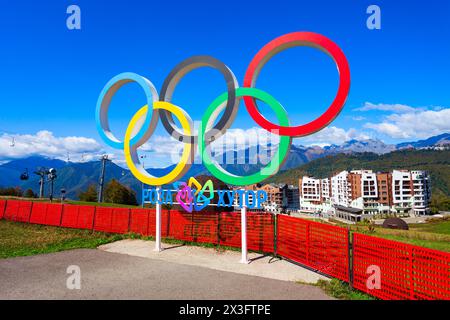 Rosa Khutor, Russland – 06. Oktober 2020: Logo und Symbol der Olympischen Ringe auf dem Rosa-Plateau. Rose Plateau und Roza Khutor sind alpine Skigebiete in der Nähe von Krasna Stockfoto