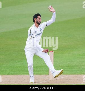 Abgebildet ist Hassan Ali aus Warwickshire in Aktion Bowling, das am 26. April 2024 in Birmingham, Großbritannien, für redaktionelle Verkaufszwecke während des ersten Tages der Vita durchgeführt wurde Stockfoto