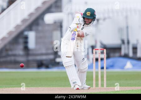 Im Bild ist Ben Duckett von Notts CCC, der es zur Grenze für 4 fährt, aufgenommen am 26. April 2024 in Birmingham, Großbritannien, für redaktionelle Verkaufszwecke Stockfoto