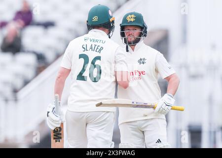 Abgebildet ist Ben Slater von Notts CCC, der am 26. April 2024 in Birmingham, Großbritannien, für sein halbes Jahrhundert von Ben Duckett für den redaktionellen Verkauf gratuliert Stockfoto