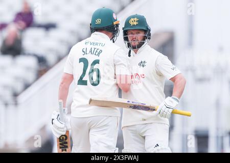 Abgebildet ist Ben Slater von Notts CCC, der am 26. April 2024 in Birmingham, Großbritannien, für sein halbes Jahrhundert von Ben Duckett für den redaktionellen Verkauf gratuliert Stockfoto