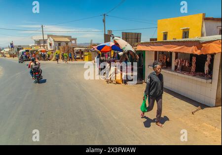 Antananarivo, Madagaskar. Oktober 2023. Straße von Antananarivo. Menschen leiden unter Armut langsame Entwicklung Land. Stadtbewohner, die über sie eilten Stockfoto