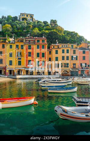 Panoramablick auf den Hafen von Portofino, ligurische Küste. Stockfoto