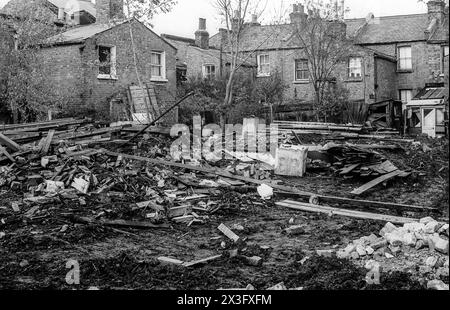 1976 Archivfoto von teilweise abgerissenen Häusern in William Street, Finchley. Stockfoto