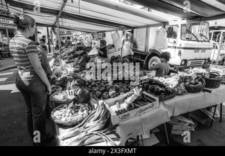 Schwarzweiß-Archivbild aus den 1990er Jahren eines Obst- und Gemüsestandes auf dem Maubert-Mutualitmarkt in Paris. Stockfoto