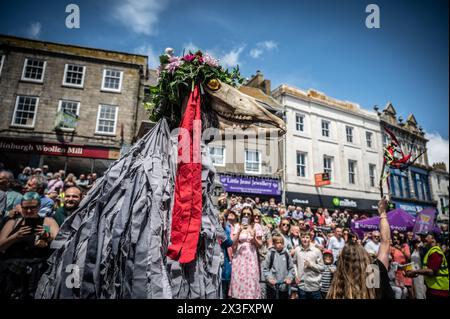 Penglaz, eine Fruchtbarkeitsfigur, die durch den Schädel eines tanzenden Pferdes dargestellt wird, nimmt an der Straßenprozession während des Mazey Day in Penzance, Cornwall Teil Stockfoto