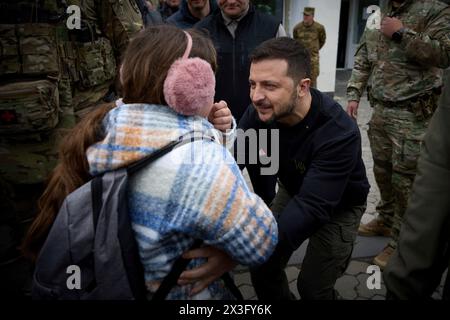 Slavutych, Ukraine. April 2024. Der ukrainische Präsident Wolodymyr Zelenskyj spricht mit einem jungen Unterstützer vor einer Veranstaltung zum 38. Jahrestag der Katastrophe des Kernkraftwerks Chornobyl 1986 am 26. April 2024 in Slavutych, Ukraine. Die russische Invasion in der Ukraine hat eine ähnliche Katastrophe mit dem ukrainischen Kernkraftwerk Zaporischzhia bedroht, das von russischen Truppen besetzt wurde. Kredit: Ukrainischer Ratsvorsitz/Pressestelle Des Ukrainischen Präsidenten/Alamy Live News Stockfoto