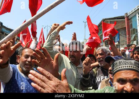 Srinagar, Kaschmir, Indien. April 2024. Jammu und die Kashmir National Conference (NC) rufen während einer Kundgebung Slogans, nachdem der Kandidat Aga Syed Ruhullah Mehdi seine Nominierungspapiere für den Wahlkreis Srinagar im Bezirksmagistratsbüro in Srinagar eingereicht hatte. Fast eine Milliarde Indianer werden in sechswöchigen Parlamentswahlen für die Wahl einer neuen Regierung stimmen. (Kreditbild: © Firdous Nazir/OKULARIS via ZUMA Press Wire) NUR REDAKTIONELLE VERWENDUNG! Nicht für kommerzielle ZWECKE! Stockfoto