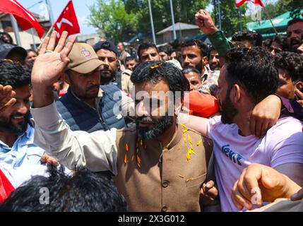 Srinagar, Kaschmir, Indien. April 2024. Jammu und der Kandidat der Kashmir National Conference (NC), Aga Syed Ruhullah Mehdi, winkt während einer Kundgebung, nachdem er seine Nominierungspapiere für den Wahlkreis Srinagar im Bezirksmagistratsbüro in Srinagar eingereicht hatte, bevor die zweite Phase der Abstimmung der indischen Parlamentswahlen ansteht. Fast eine Milliarde Indianer werden in sechswöchigen Parlamentswahlen für die Wahl einer neuen Regierung stimmen. (Kreditbild: © Firdous Nazir/OKULARIS via ZUMA Press Wire) NUR REDAKTIONELLE VERWENDUNG! Nicht für kommerzielle ZWECKE! Stockfoto