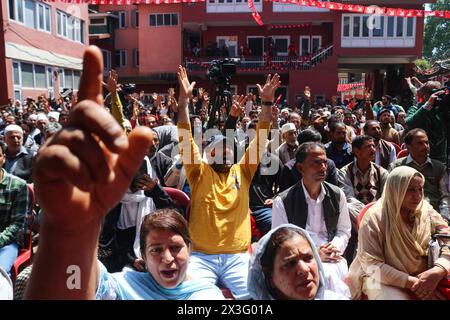 Srinagar, Kaschmir, Indien. April 2024. Jammu und die Kashmir National Conference (NC) rufen während einer Kundgebung Slogans, nachdem der Kandidat Aga Syed Ruhullah Mehdi seine Nominierungspapiere für den Wahlkreis Srinagar im Bezirksmagistratsbüro in Srinagar eingereicht hatte. Fast eine Milliarde Indianer werden in sechswöchigen Parlamentswahlen für die Wahl einer neuen Regierung stimmen. (Kreditbild: © Firdous Nazir/OKULARIS via ZUMA Press Wire) NUR REDAKTIONELLE VERWENDUNG! Nicht für kommerzielle ZWECKE! Stockfoto