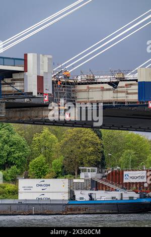 Die neue Rheinbrücke Neuenkamp, die A40, die weißen Säulenseile und die alte Autobahnbrücke, die im Abriss steht, die Arbeiter, die den Abriss vorbereiten, Stockfoto