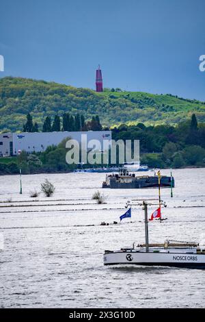 Frachtschiffe auf dem Rhein bei Duisburg, im Hintergrund die Rheinpreußen-Verwüstungsspitze in Moers, mit dem Geleucht, einem Aussichtsturm in Form von Stockfoto